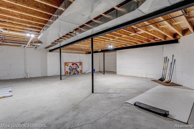 Building Photo - 1050 Oakwood Dr