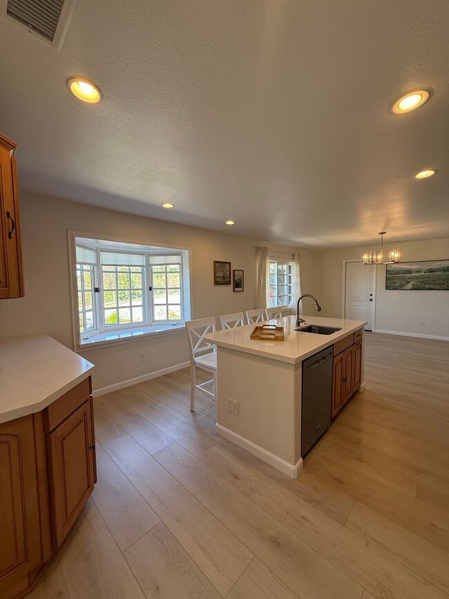 Building Photo - Remodeled - 3 bed, 2 bath single story home in Thousand Oaks