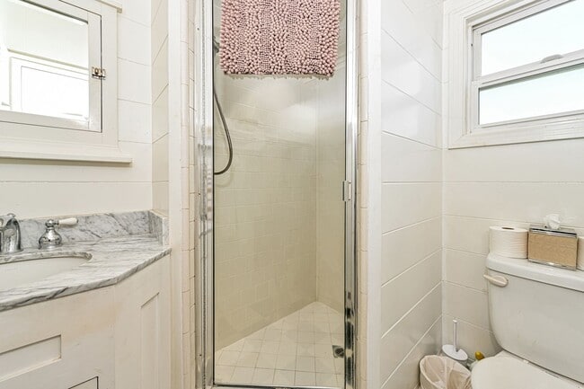 Building Photo - Furnished Master Suite Near Manhattan Beach! All Utilities & Internet Included!