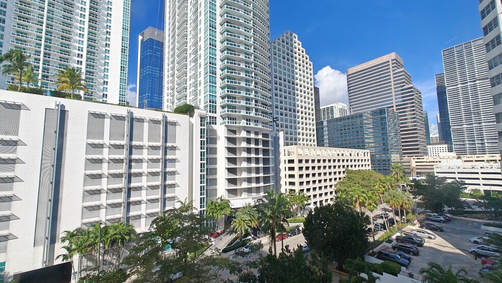 Building Photo - 999 Brickell Bay Dr