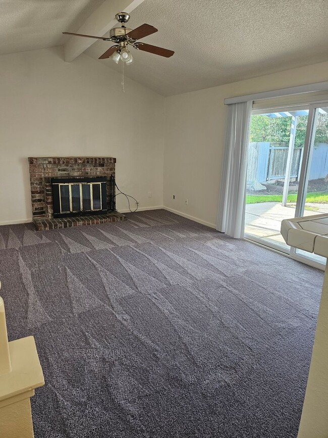 Building Photo - NICE UPDATED HOME IN SACRAMENTO!!