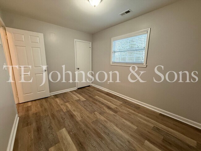 Building Photo - Modern Comfort with a Fenced Yard in Winston-Salem