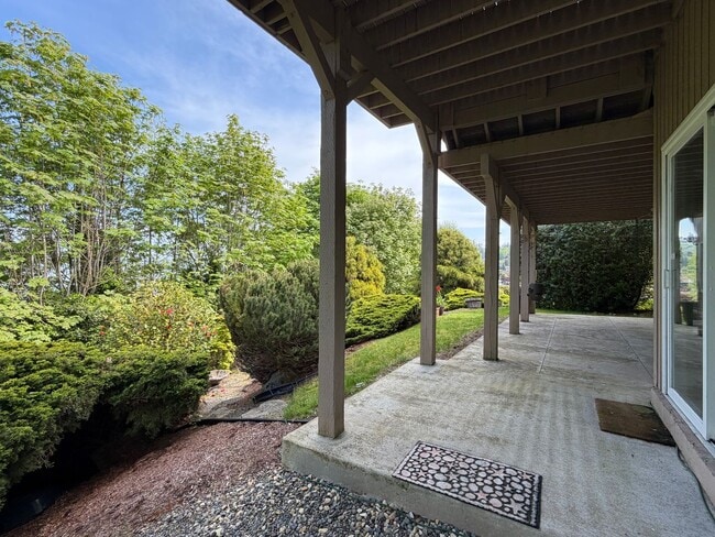 Building Photo - 3695 Sqft. Redondo home near Puget Sound!