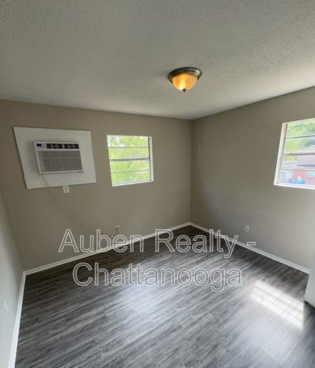 Building Photo - 832 Sylvan Dr