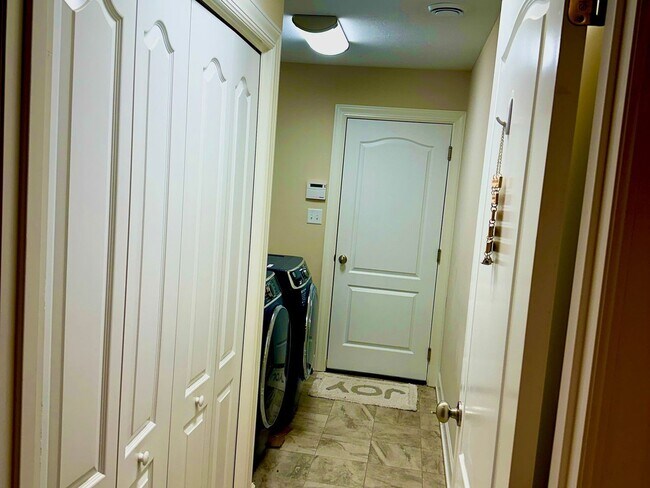 Building Photo - 3 Bedroom semi furnished Duplex type House in Imperial