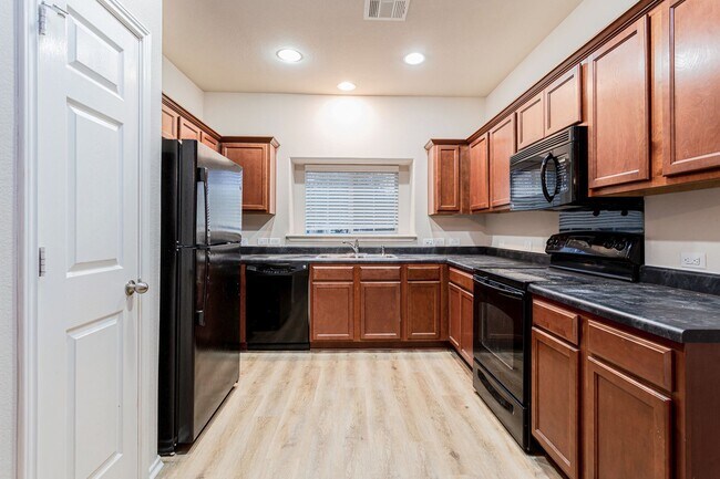 Building Photo - 3/BR 2.5/BA Cozy Two-Level Home with Fence...