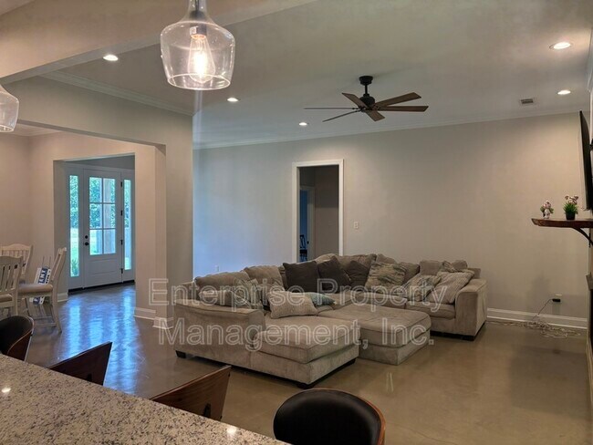 Building Photo - 239 McLaughlin Dr