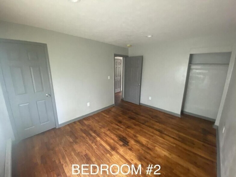 Building Photo - 412 W Parkwood Dr