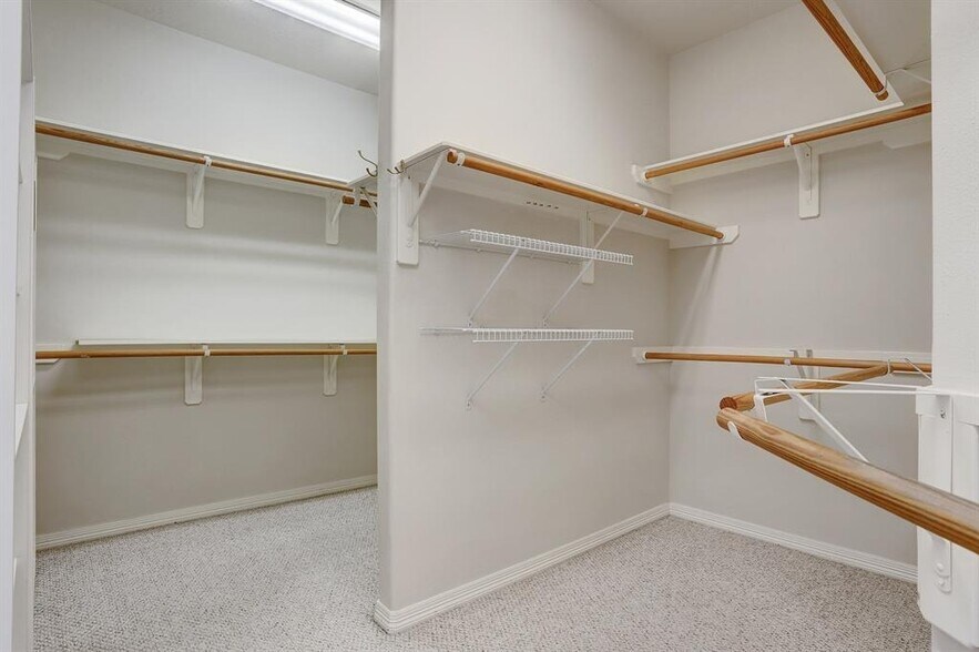 His & her walk-in closet - 2822 Briarhurst Park