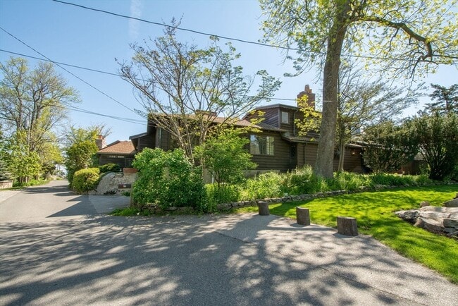 Building Photo - 19 Hobart Ln