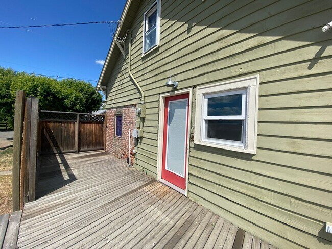 Building Photo - 2 Bed, 1 Bath House with Laundry Across fr...