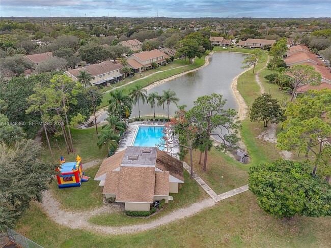 Building Photo - 505 Maplewood Dr