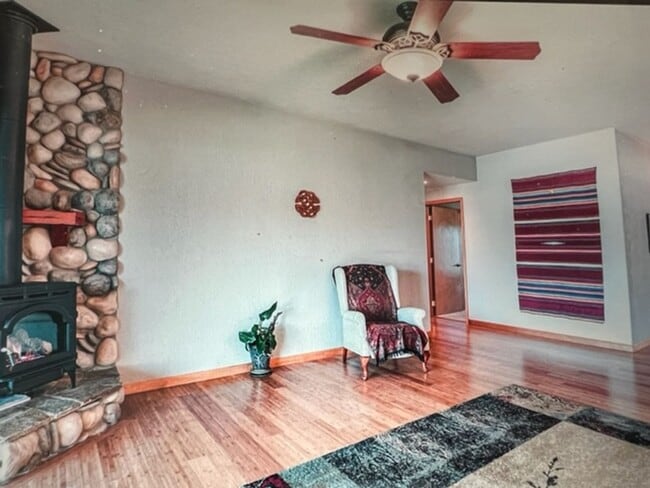 Building Photo - Beautiful Central Point 3 Bedroom 2 Bath Home