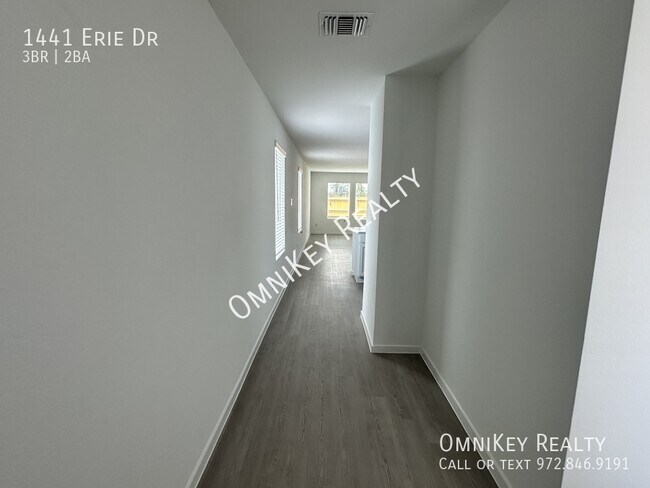 Building Photo - 1441 Erie Dr