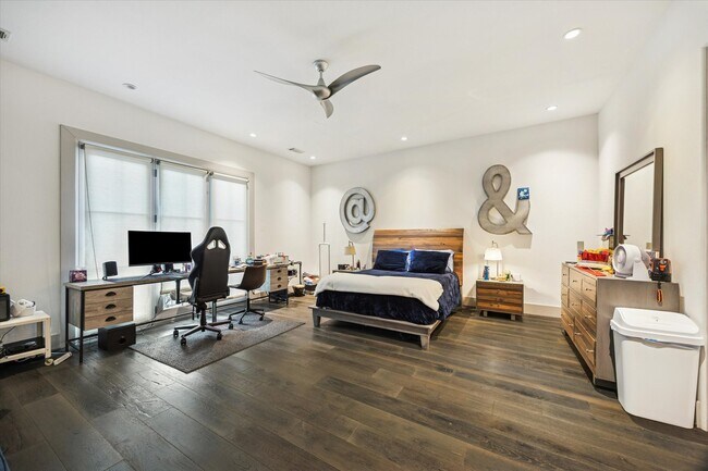 Building Photo - 5353 Lampasas St