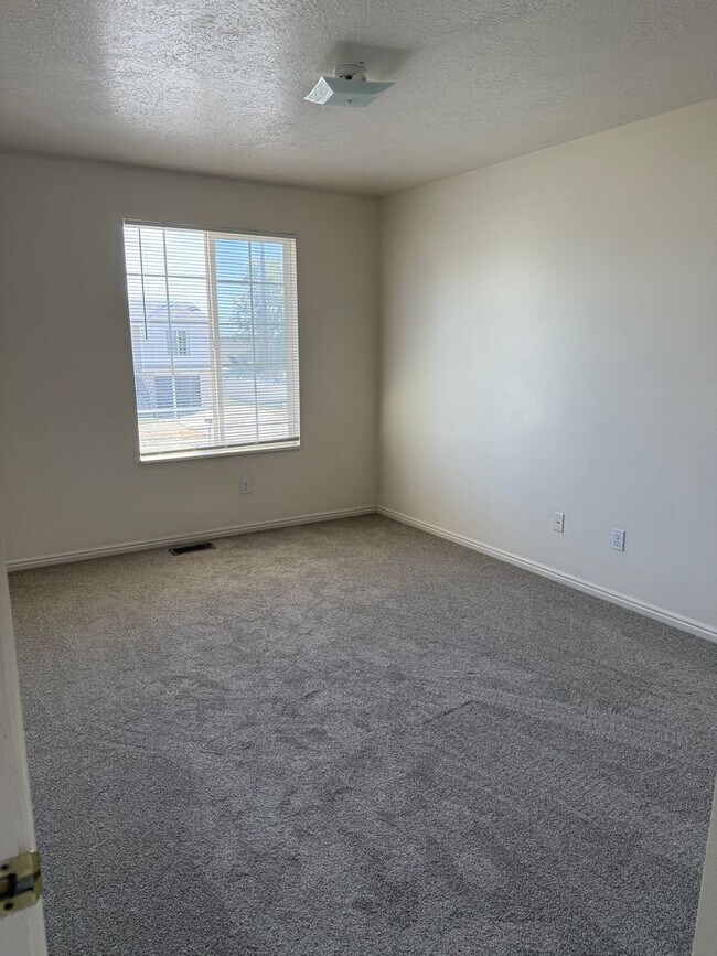 Building Photo - Clearfield 4 bedroom, 3 bathroom home. Big...