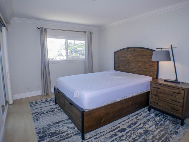Building Photo - RARE Offering 2BD/2BA - Condo of secured building in highly sought after Boutique Bella Capri bui...