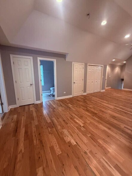 Large living room / dining area combination. Cathedral ceilings. - 5107 Timber Ln