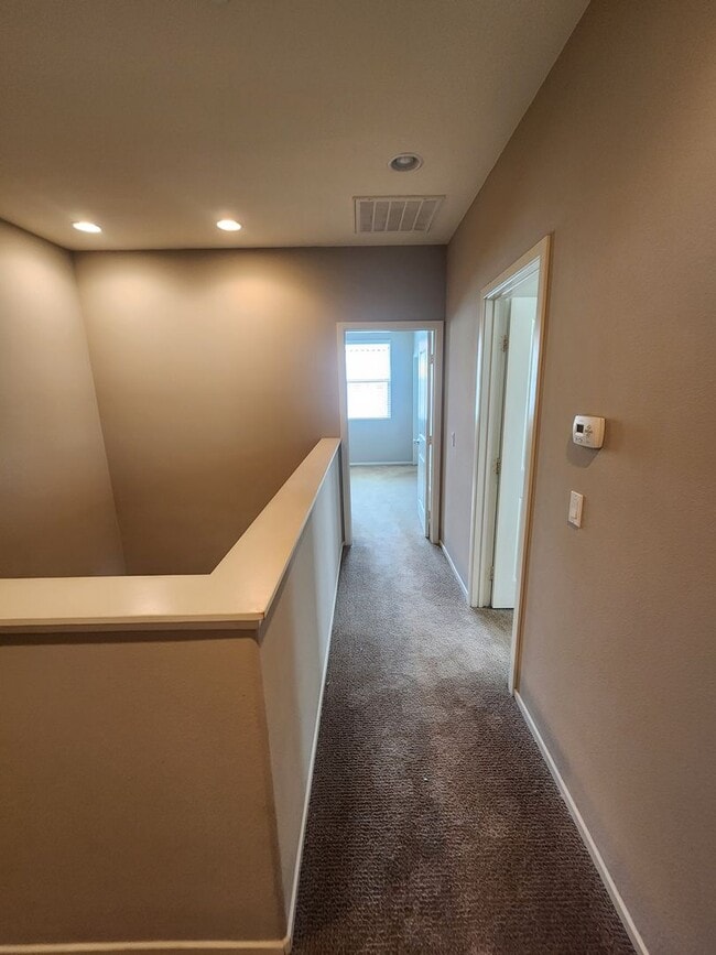 Building Photo - Gorgeous two bedroom home with 2.5 bathroo...