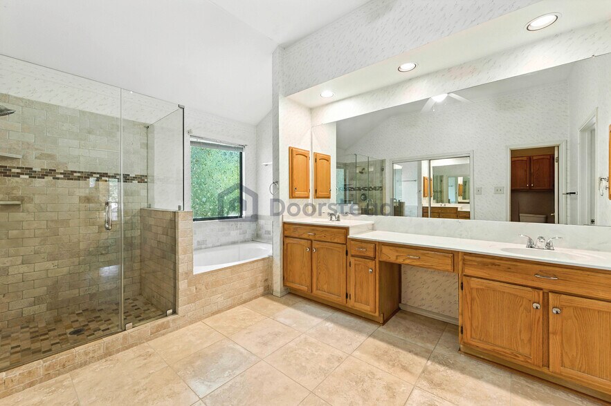 Building Photo - 2326 Oak Castle