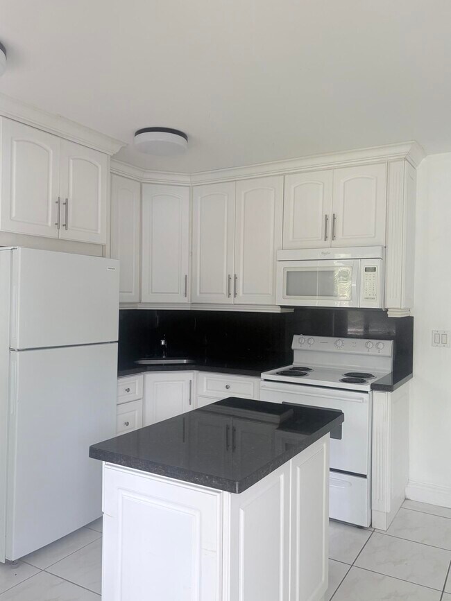 Building Photo - 1801 NE 25th Ave