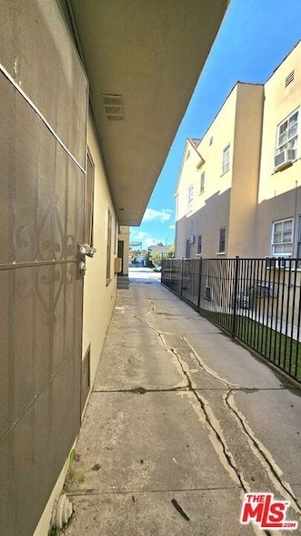 Building Photo - 1022 S Norton Ave