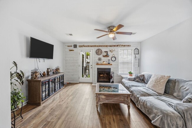 Building Photo - Modern Comfort & Convenience in Regents Green Townhome