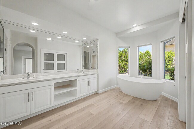 Building Photo - 3740 E Tonto Ct