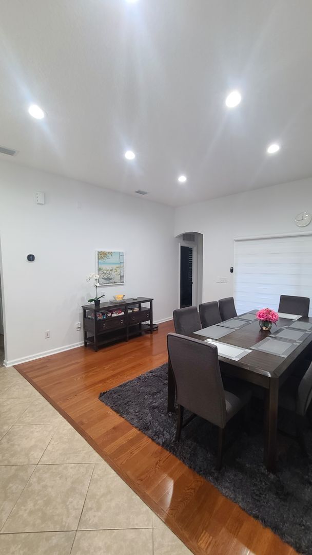 Building Photo - 4BR/3BA Gorgeous, fully-furnished home rea...