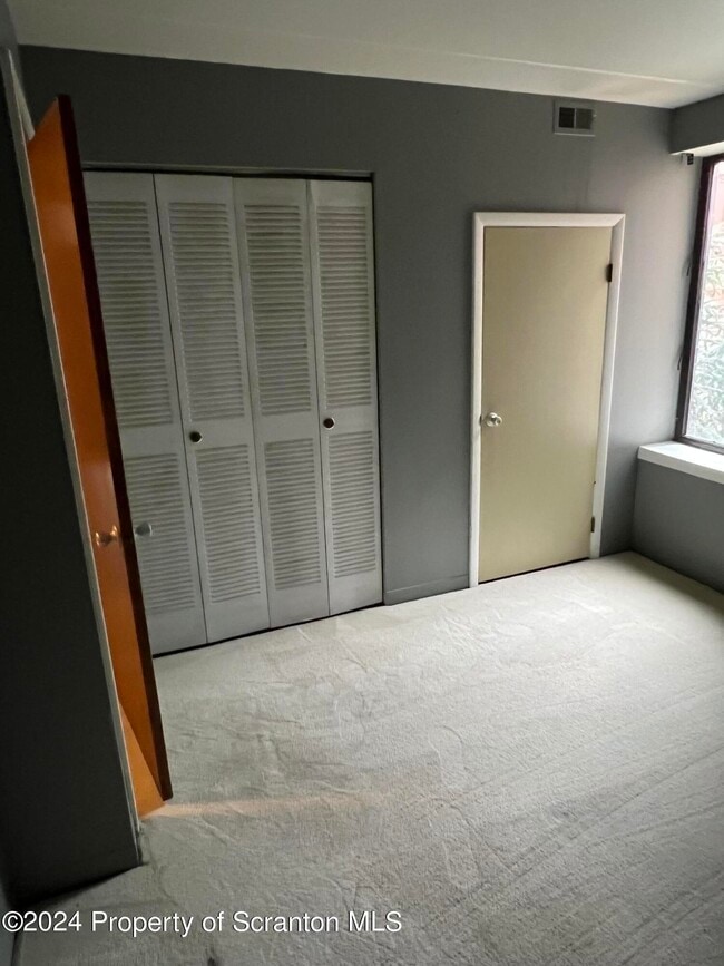 Building Photo - 220 Linden St