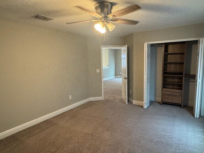 Building Photo - Spacious 5-Bedroom Riverview Home