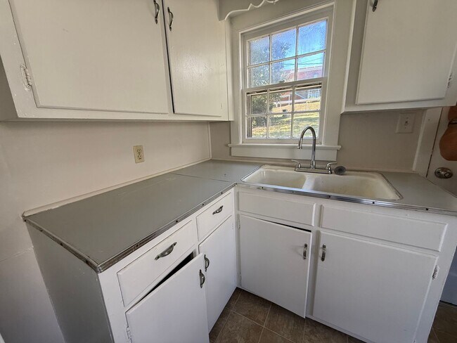 Building Photo - Charming 2 Bedroom Rental with Fresh Updates
