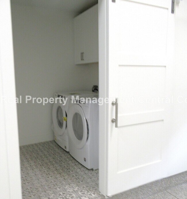 Building Photo - AVAILABLE JULY - Executive Townhome in Avi...