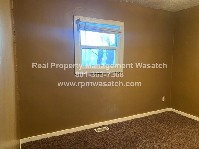 Building Photo - Come See This 4 Bedroom 1.5 bathroom single family home!!