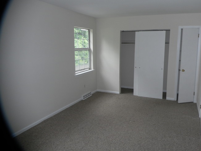 Building Photo - 5041 E Woodmill Dr