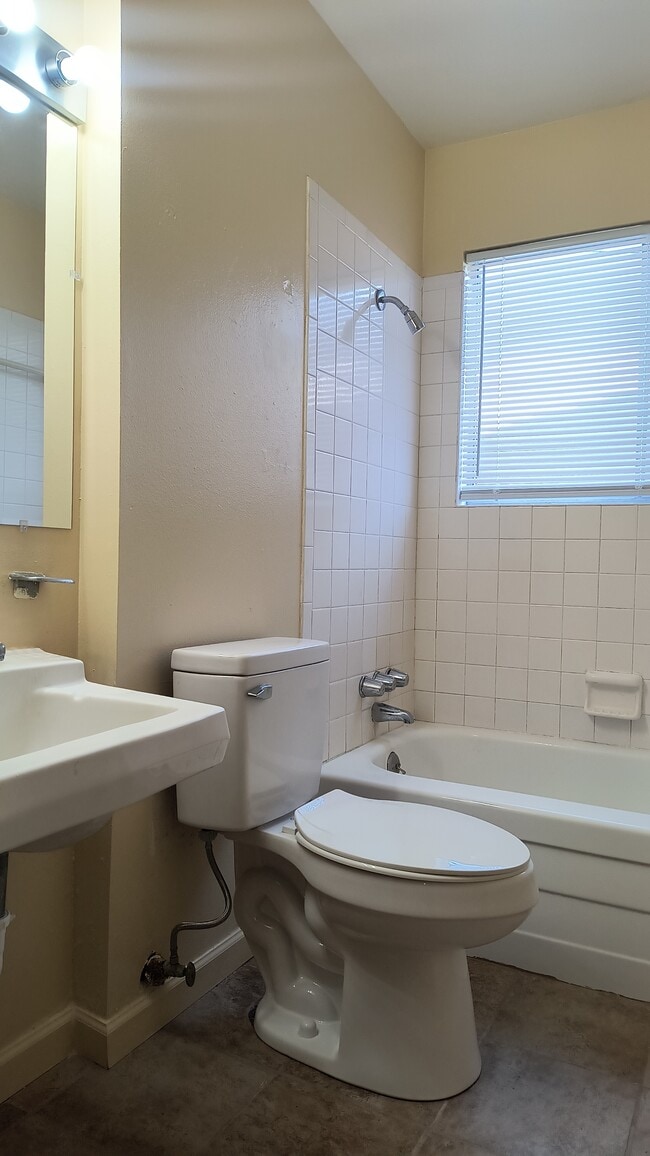 Building Photo - 3003 S Taft St