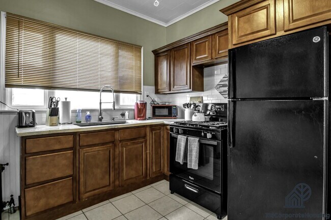 Building Photo - Furnished 2-Bedroom First-Floor Apartment Near Elmwood Village