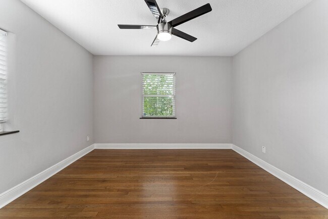 Building Photo - Charming and Updated 2/2 Home in Colonial ...
