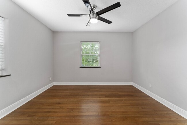 Building Photo - Charming & Updated 2/2 Home in Colonial Ac...