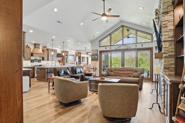 Building Photo - 5700 Island Ct