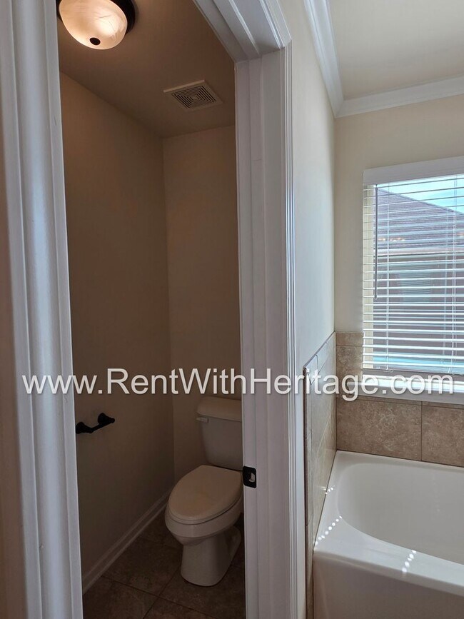 Building Photo - ABSOLUTELY BEAUTIFUL 5 BEDROOM/ 4.5 BATH HOME YOU DONT WANT TO MISS.