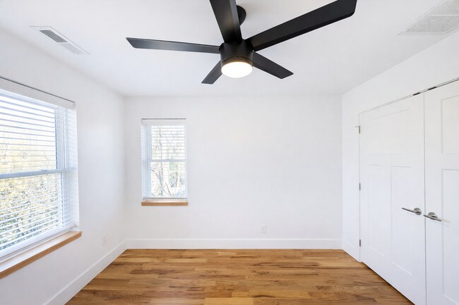 Building Photo - West Asheville Rental!