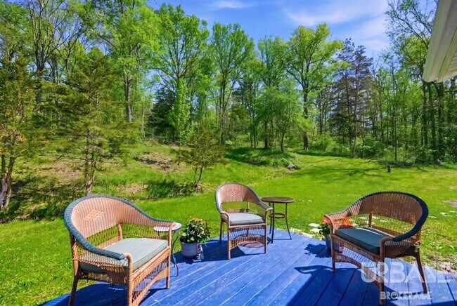 Building Photo - Stunning Mid Century American Ranch