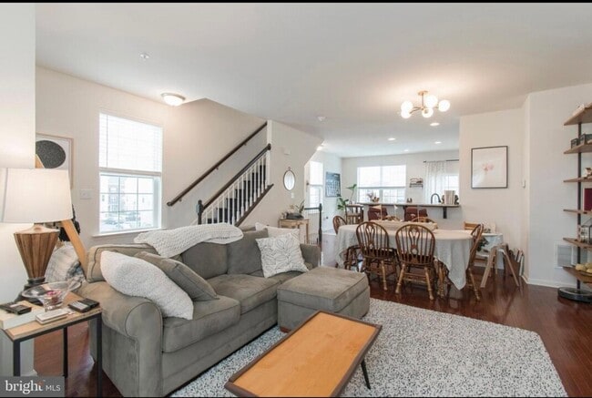 Building Photo - End Unit, 3 bedroom Townhome in Claymont