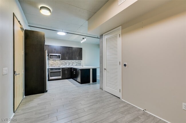 Building Photo - 353 E Bonneville Ave