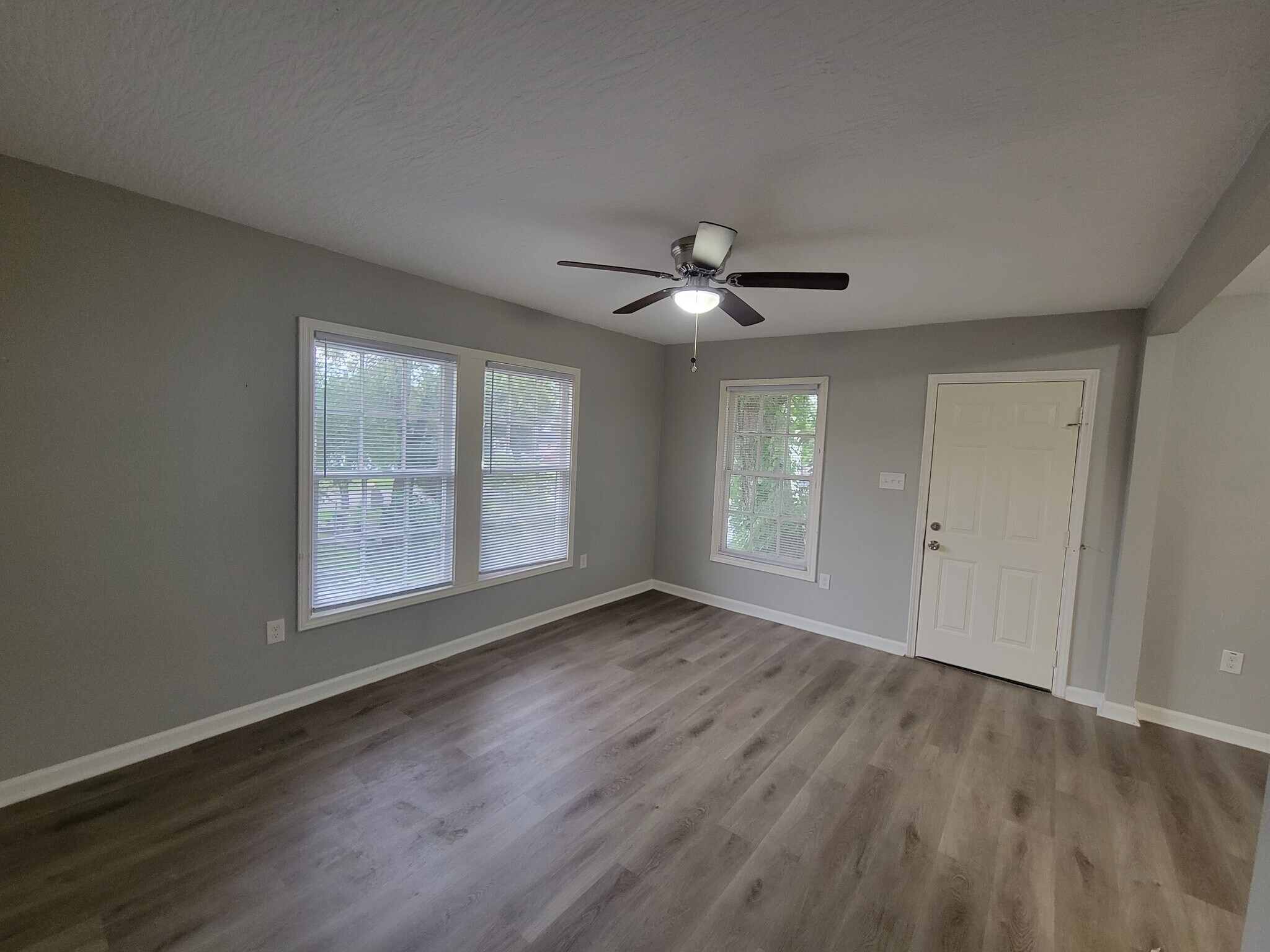 More living room - 320 S Ashbel St