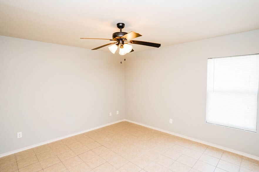 Building Photo - 401 E 2nd St