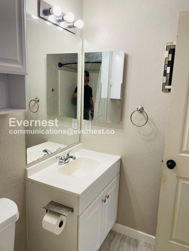 Building Photo - 2107 S Acoma St