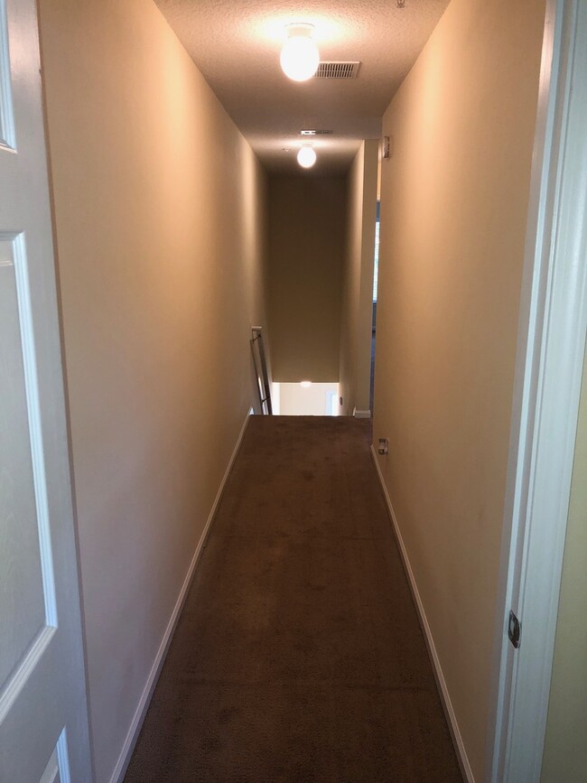 Building Photo - 3 BEDROOM 2.5 BATH TOWNHOME FOR RENT - wal...