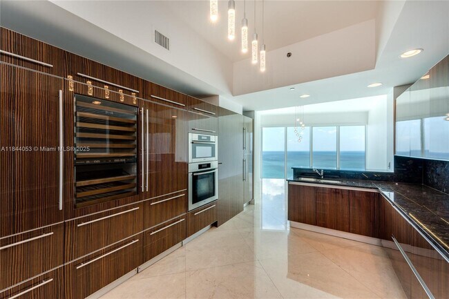 Building Photo - 2711 S Ocean Dr